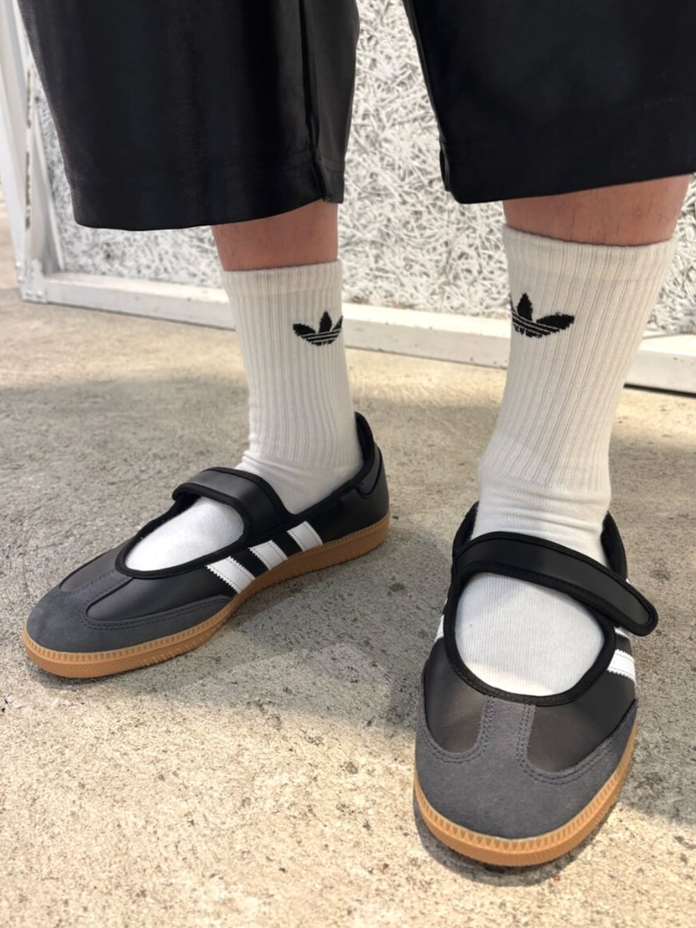 ブラック系のその他パンツ、ホワイト系のスニーカー、イエロー系のトップスを着用したメンズの夏コーディネートの2枚目の写真