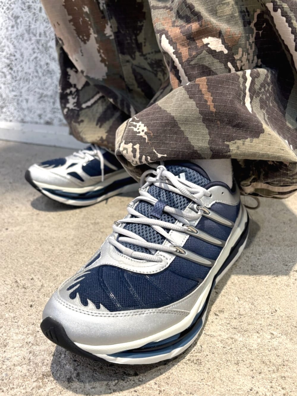 その他のその他パンツ、グレー系のデニムジャケット、ブルー系のスニーカーを着用したメンズの夏コーディネートの4枚目の写真