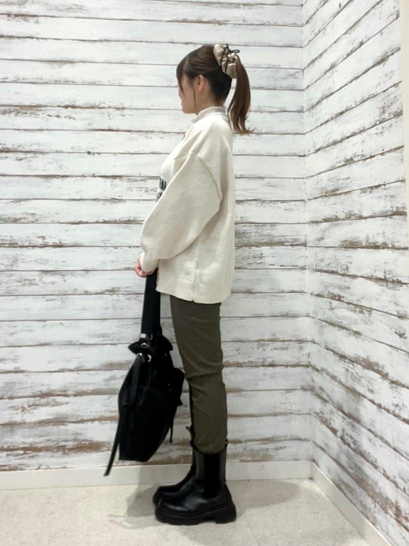 ホワイト系のニット/セーター、ホワイト系のTシャツ/カットソー、グリーン系のその他パンツを着用したレディースの冬コーディネートの2枚目の写真