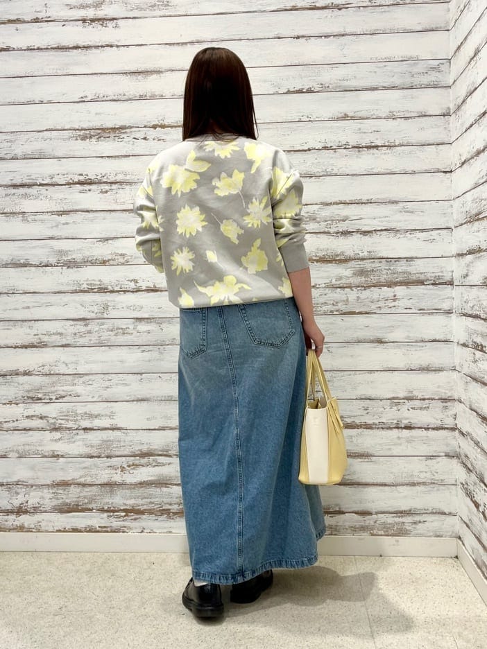 グレー系のチュニック、ブルー系のデニムスカート、グレー系のニット/セーターを着用したレディースの冬コーディネートの3枚目の写真