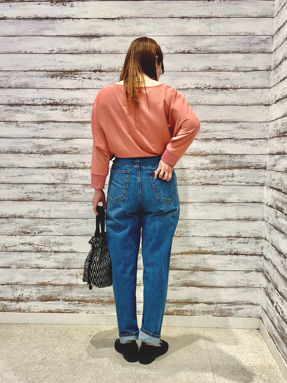 ピンク系のシャツ/ブラウス、ブルー系のデニムパンツ、ブラック系のトートバッグを着用したレディースの春コーディネートの3枚目の写真