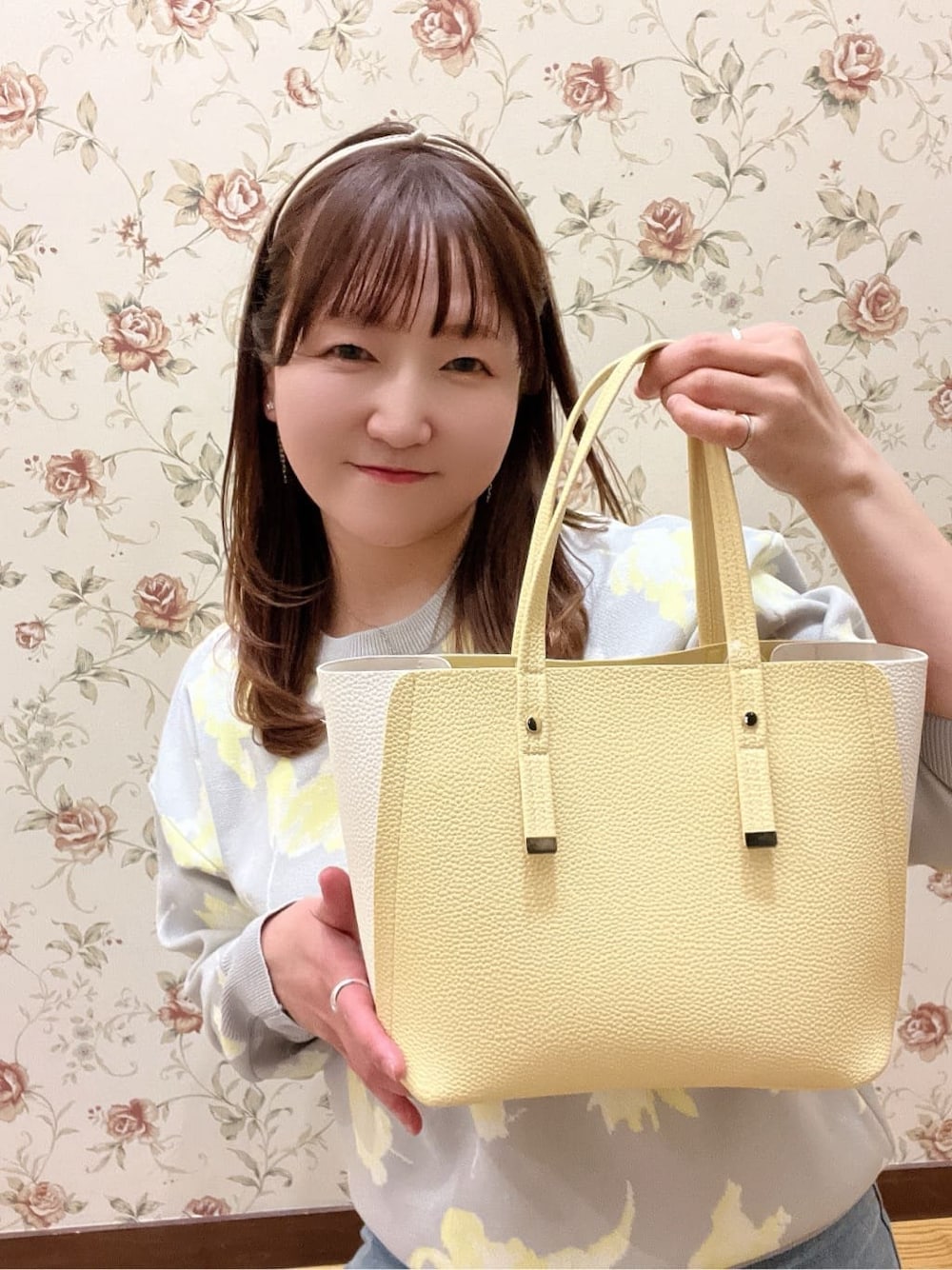 グレー系のチュニック、ブルー系のデニムスカート、グレー系のニット/セーターを着用したレディースの冬コーディネートの4枚目の写真