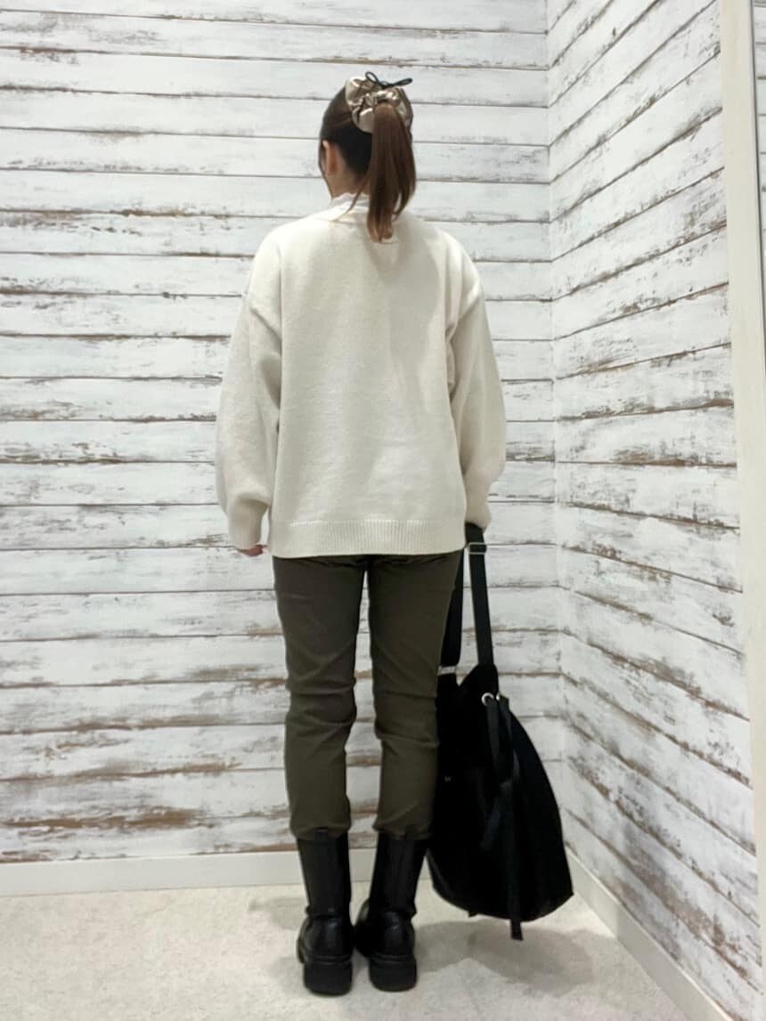 ホワイト系のニット/セーター、ホワイト系のTシャツ/カットソー、グリーン系のその他パンツを着用したレディースの冬コーディネートの3枚目の写真