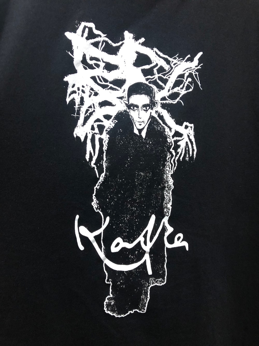 ブラック系のTシャツ/カットソー、ブルー系のデニムパンツ、ブラック系のバックパック/リュックを着用したメンズの秋コーディネートの2枚目の写真