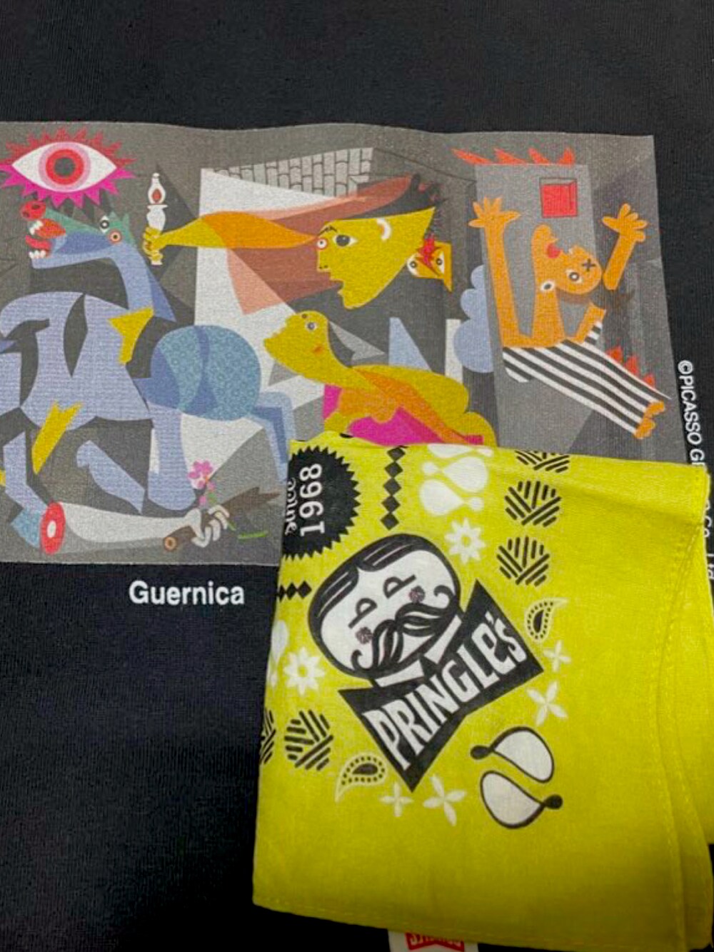 ブラック系のTシャツ/カットソー、グリーン系のスニーカー、ブルー系のデニムパンツを着用したメンズの夏コーディネートの2枚目の写真