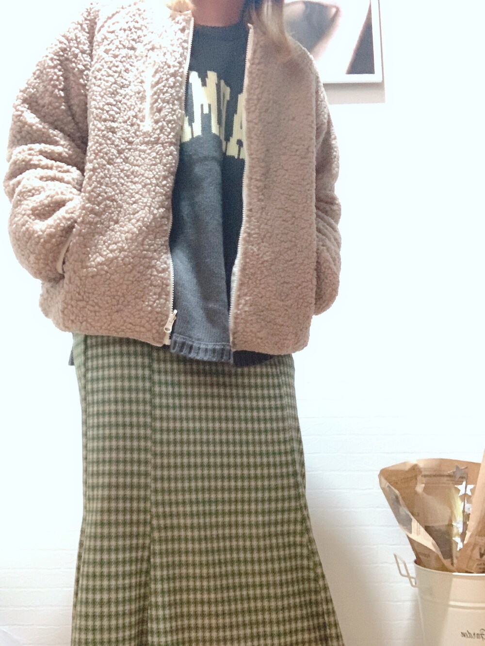 グレー系のニット/セーター、グリーン系のスカート、ベージュ系のダウンジャケット/コートを着用したレディースの冬コーディネートの2枚目の写真