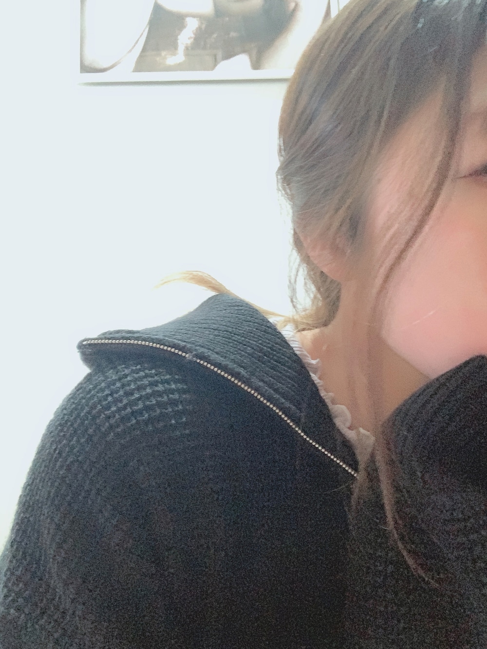 パープル系のワンピース、ブラック系のニット/セーター、ベージュ系のショルダーバッグを着用したレディースの冬コーディネートの2枚目の写真