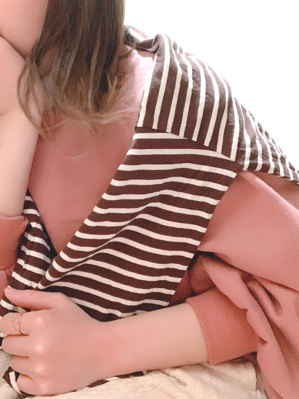 ホワイト系のスカート、ピンク系のスウェット、ブラウン系のTシャツ/カットソーを着用したレディースの冬コーディネートの2枚目の写真