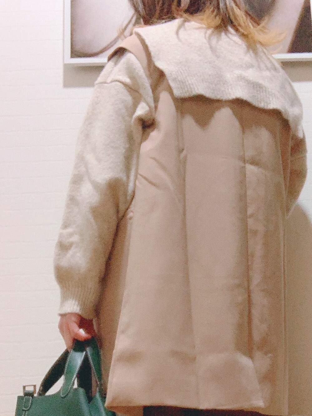 ブラウン系のスカート、ベージュ系のその他アウター、ベージュ系のニット/セーターを着用したレディースの冬コーディネートの2枚目の写真