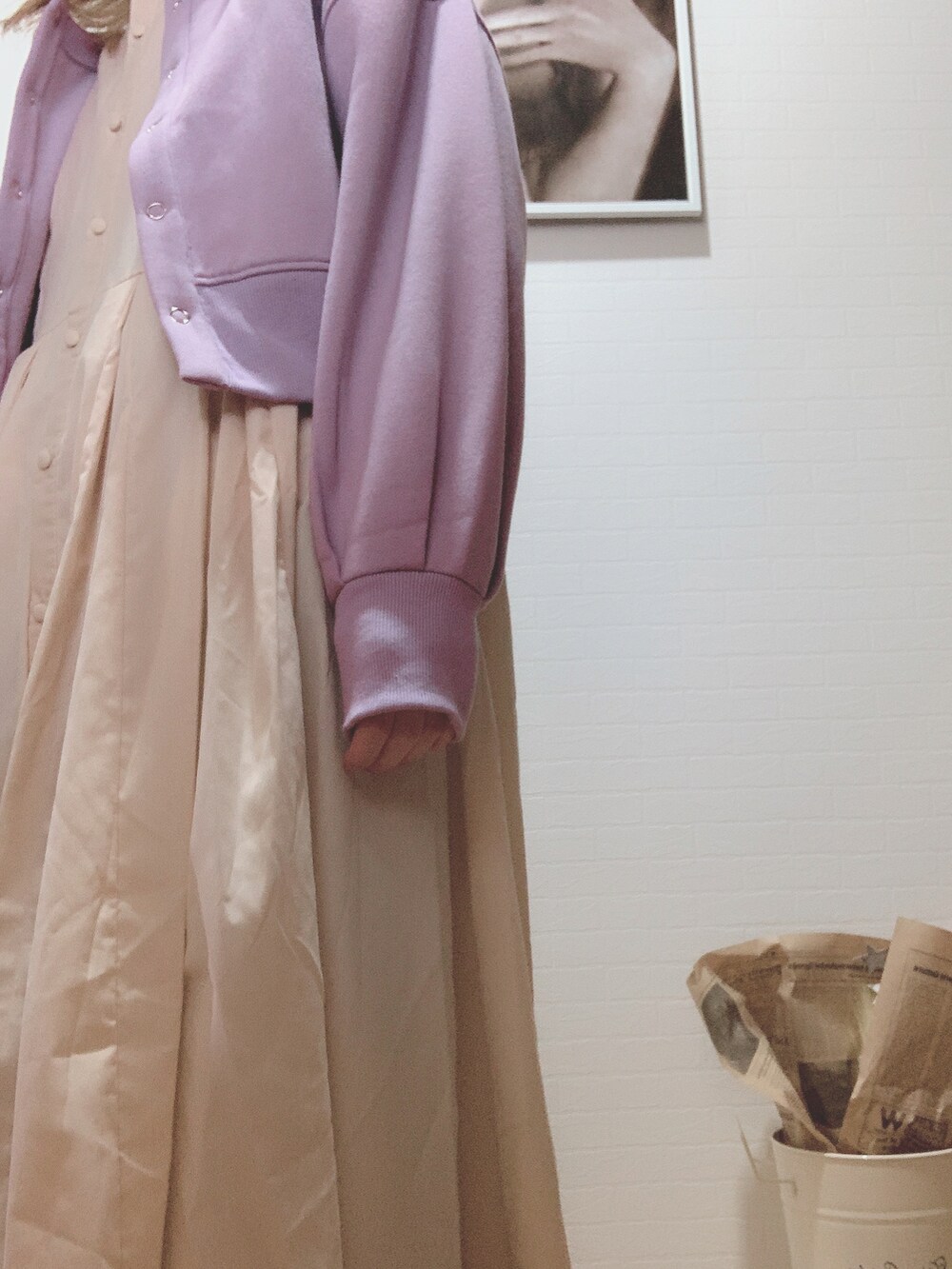 ベージュ系のシャツワンピース、パープル系のカーディガン/ボレロを着用したレディースの冬コーディネートの2枚目の写真