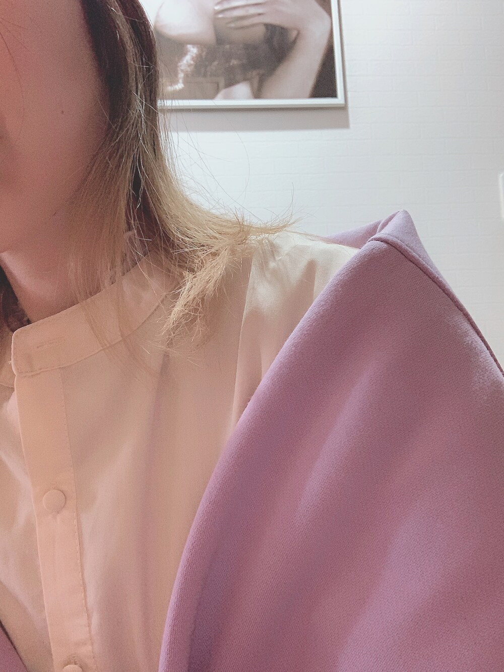 ベージュ系のシャツワンピース、パープル系のカーディガン/ボレロを着用したレディースの冬コーディネートの3枚目の写真