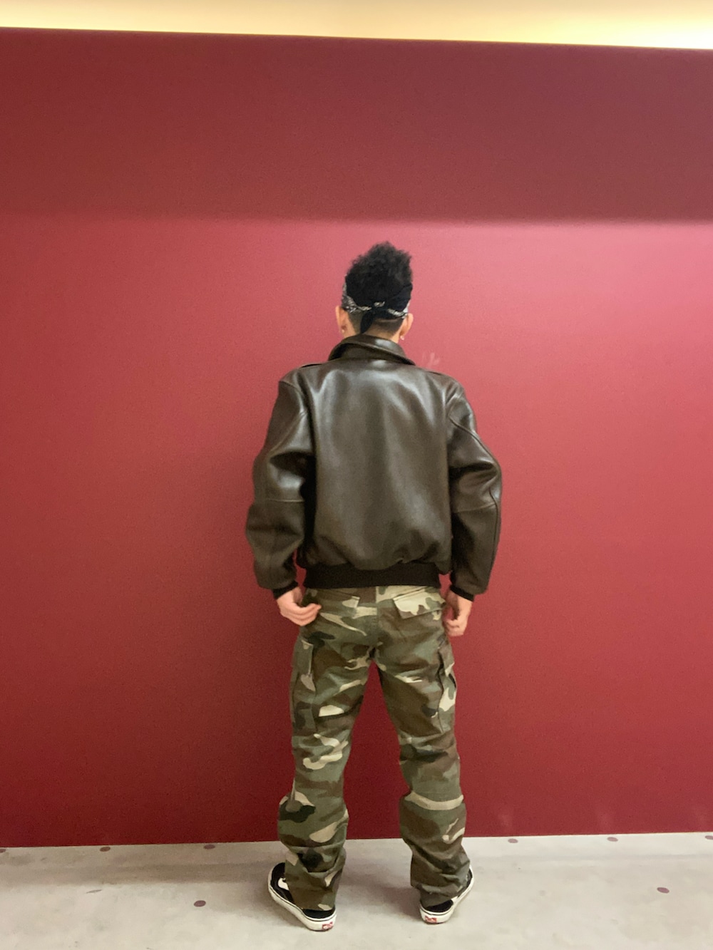 「レザー、シンプルスタイル、メンズコーデ、秋コーデ、冬コーデ、秋服、AVIREX、ootd、おでかけコーデ、ファッションの力を信じよう」｜「AVIREXのA-2 FLIGHT JACKET ANTIQUE LAMB / A-2 フライトジャケット アンティークラム / AVIREX / アヴィレックス（ミリタリージャケット、ブラウン系）」を使った、kaiさん（メンズ・165cm）の秋コーディネートの2枚目の写真
