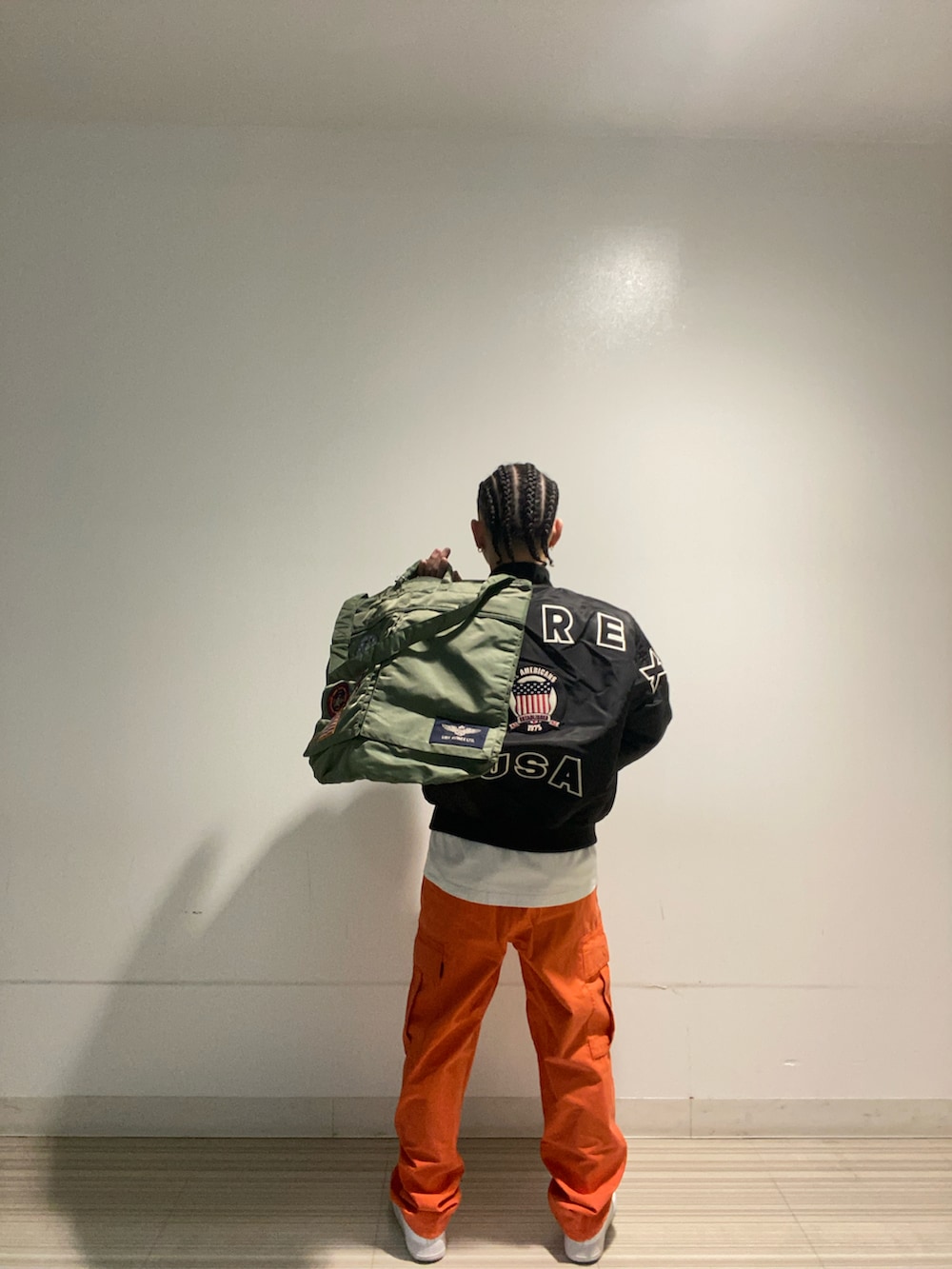 「カジュアル、ストリート、ミリタリー、アメカジ、MA-1、カーゴパンツ、AVIREX、black、ootd、いいね、save、フォローお願いします🤑」｜「AVIREXの《50th Anniversary》MA-1 SIGNATURE BIG LOGO / MA-1 シグネチャー ビッグロゴ / AVIREX / アヴィレックス（MA-1、ブラック系）」を使った、kaiさん（メンズ・165cm）の冬コーディネートの2枚目の写真