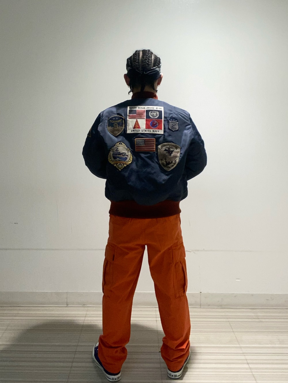 「Tシャツ、アメカジ、MA-1、オレンジ、カーゴパンツ、ootd、ファッションの力を信じよう、AVIREX、お出かけコーデ、休日コーデ」｜「AVIREXの《VINTAGE LINE》MA-1 "TOP GUN CUSTOM"/ MA-1 "トップガン カスタム" / AVIREX / アヴィレックス（MA-1、ブルー系）」を使った、kaiさん（メンズ・165cm）の冬コーディネートの2枚目の写真