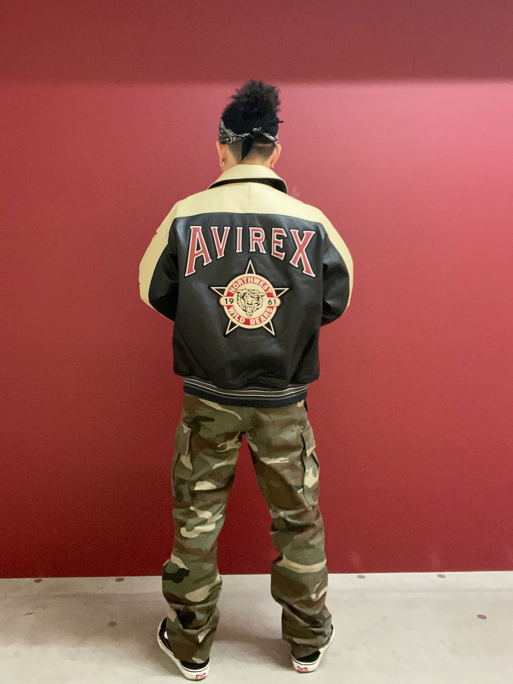 「休日スタイル、ストリート、レザージャケット、おしゃれさんと繋がりたい、AVIREX、ootd、ファッションの力を信じよう、秋コーデ、冬コーデ、お洒落さんとつながりたい」｜「AVIREXのSTADIUM JACKET WILD BEARS / スタジアム ジャケット ワイルド ベアーズ / AVIREX / アヴィレックス（スタジャン、ブラック系）」を使った、kaiさん（メンズ・165cm）の秋コーディネートの2枚目の写真