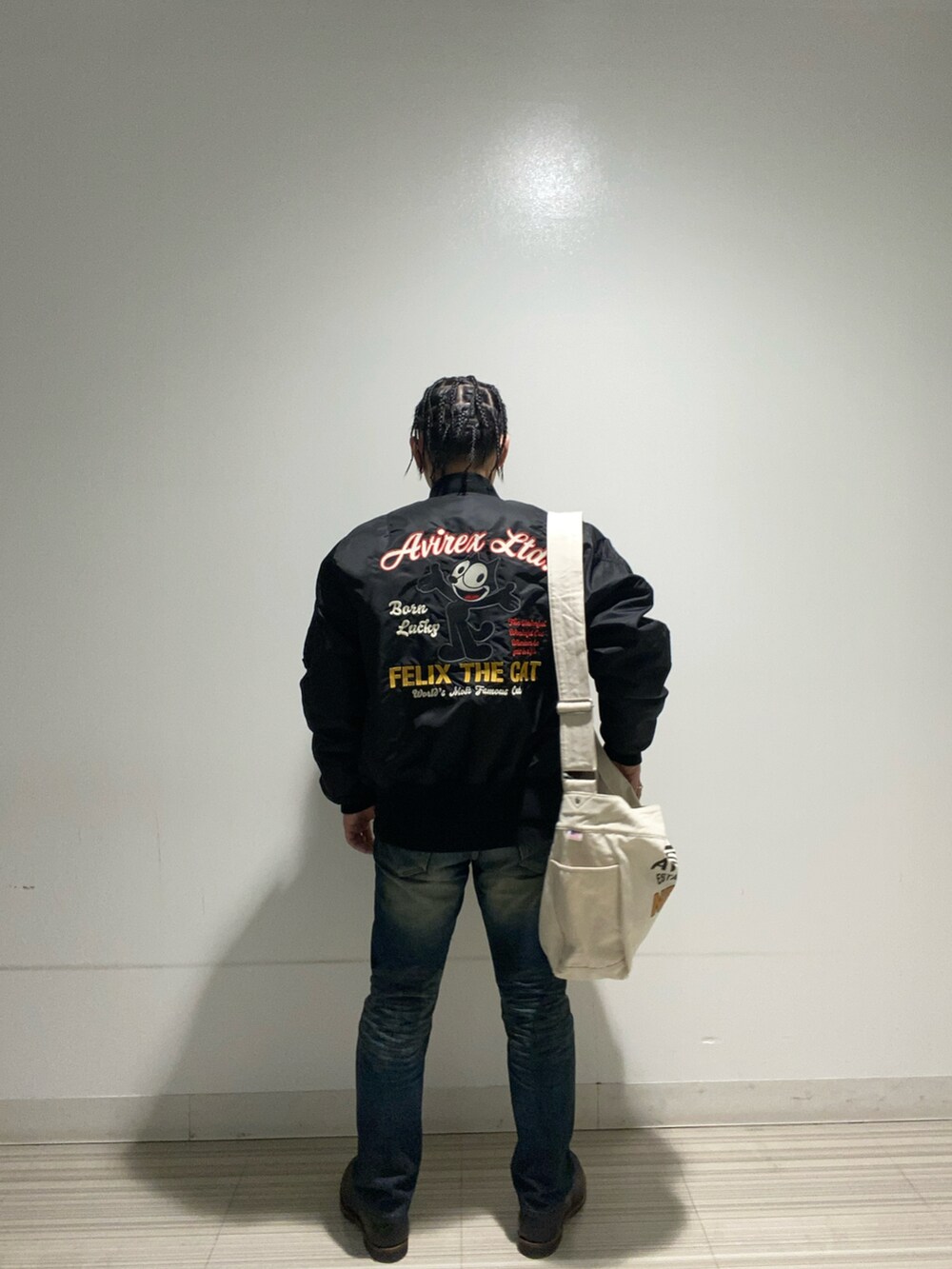 「秋冬コーデ、カジュアルスタイル、シンプルコーデ、お出かけコーデ、AVIREX、ootd、ファッションの力を信じよう、リラックススタイル、カジュアルコーデ、ジャケットスタイル」｜「AVIREXのアイテム（ジャケット/アウター、ブラック系）」を使った、kaiさん（メンズ・165cm）の冬コーディネートの2枚目の写真