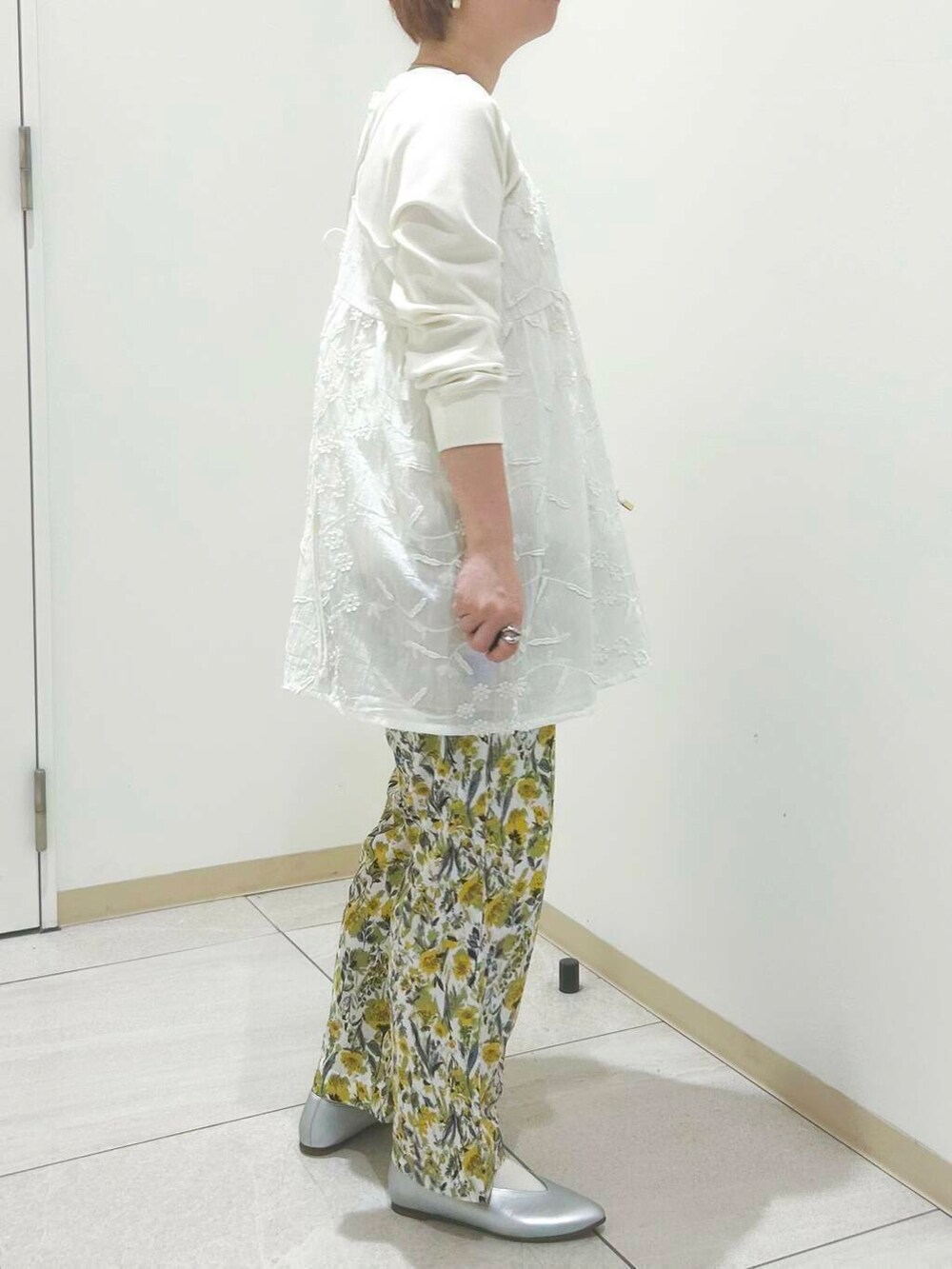 イエロー系のショルダーバッグ、シルバー系のパンプス、ホワイト系のTシャツ/カットソーを着用したレディースの春コーディネートの4枚目の写真