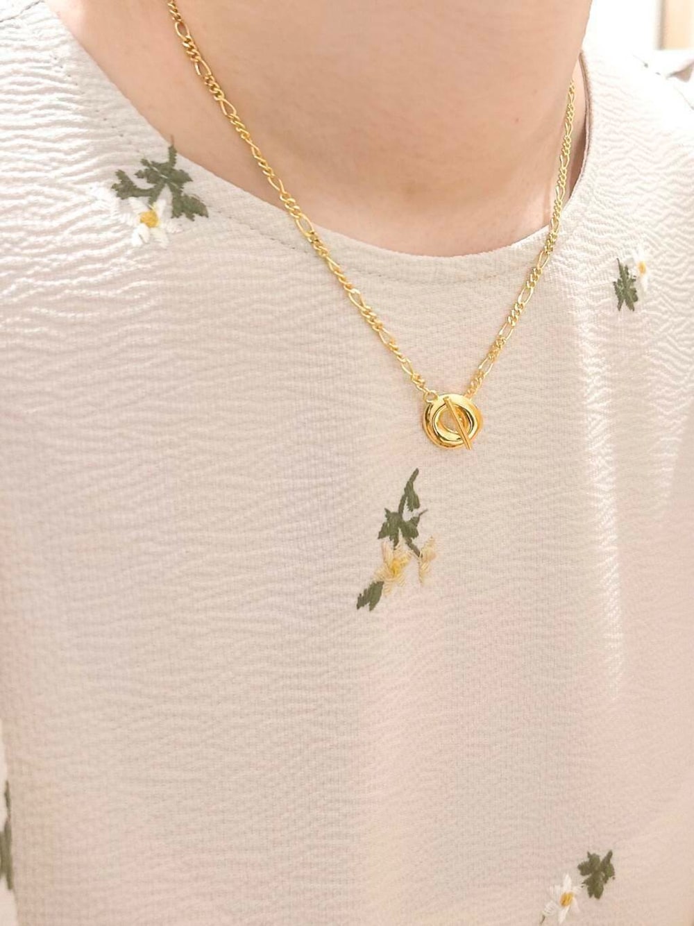 ブルー系のワンピース、ブラック系のパンプス、ベージュ系のトートバッグを着用したレディースの春コーディネートの8枚目の写真