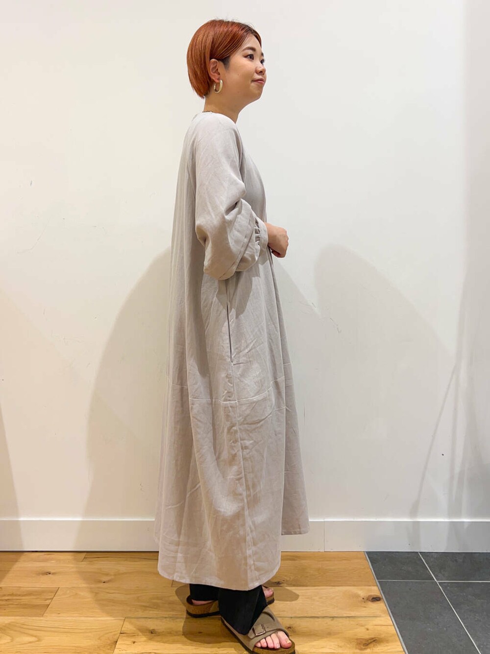 ベージュ系のサンダル、ブラック系のその他パンツ、グレー系のワンピースを着用したレディースの夏コーディネートの2枚目の写真