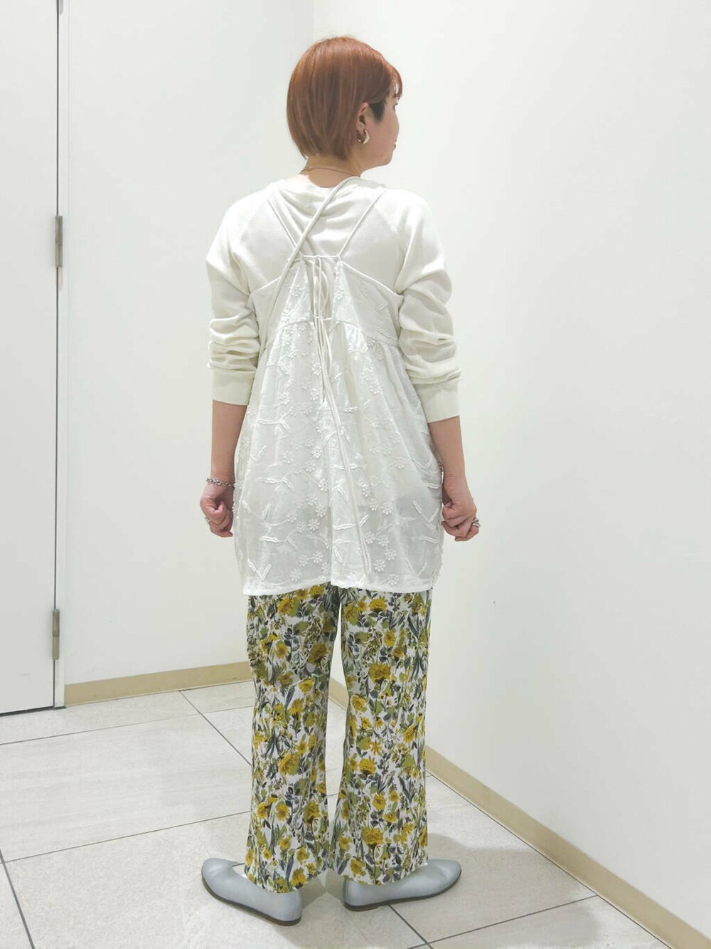 イエロー系のショルダーバッグ、シルバー系のパンプス、ホワイト系のTシャツ/カットソーを着用したレディースの春コーディネートの5枚目の写真