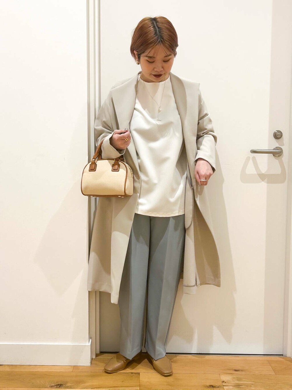 ベージュ系のローファー、ホワイト系のシャツ/ブラウス、ブルー系のその他パンツを着用したレディースの冬コーディネートの4枚目の写真