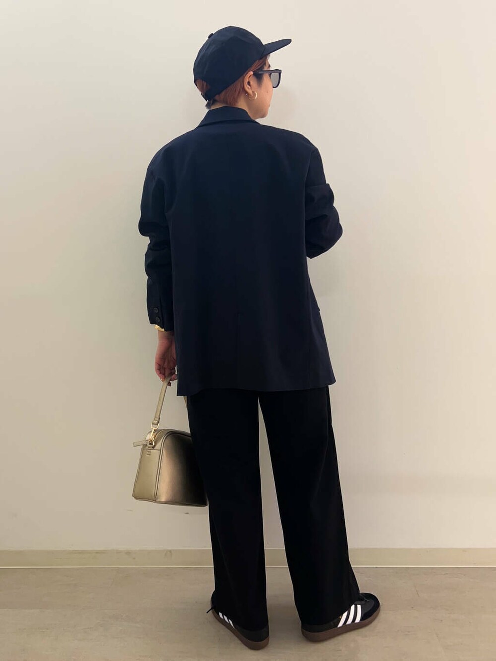 ブラック系のTシャツ/カットソー、ブラック系のスニーカー、ブラック系のその他パンツを着用したレディースの秋コーディネートの3枚目の写真