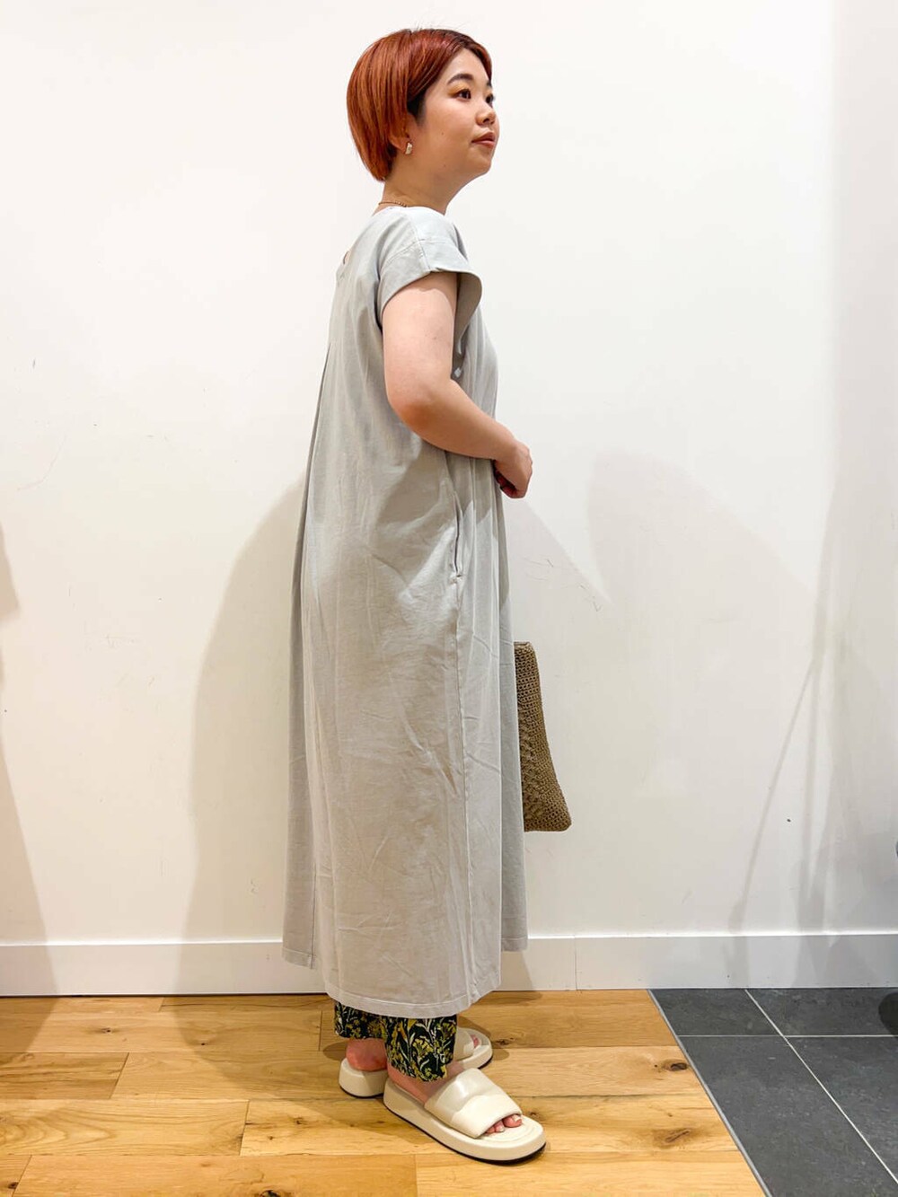 グリーン系のその他パンツ、ホワイト系のサンダル、グレー系のトートバッグを着用したレディースの夏コーディネートの2枚目の写真