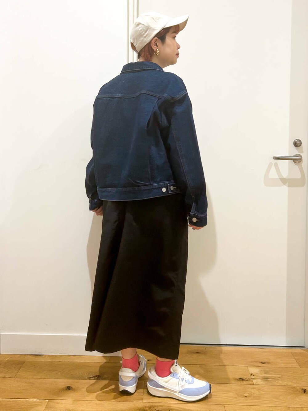 ブラック系のTシャツ/カットソー、ブラック系のワンピース、ブルー系のスニーカーを着用したレディースの春コーディネートの6枚目の写真