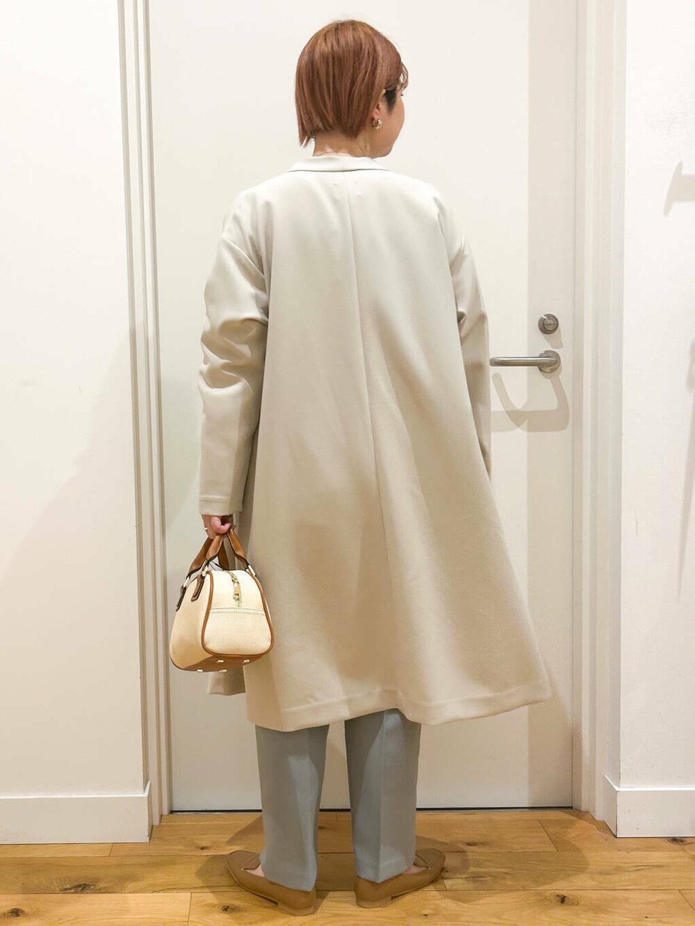ベージュ系のローファー、ホワイト系のシャツ/ブラウス、ブルー系のその他パンツを着用したレディースの冬コーディネートの6枚目の写真