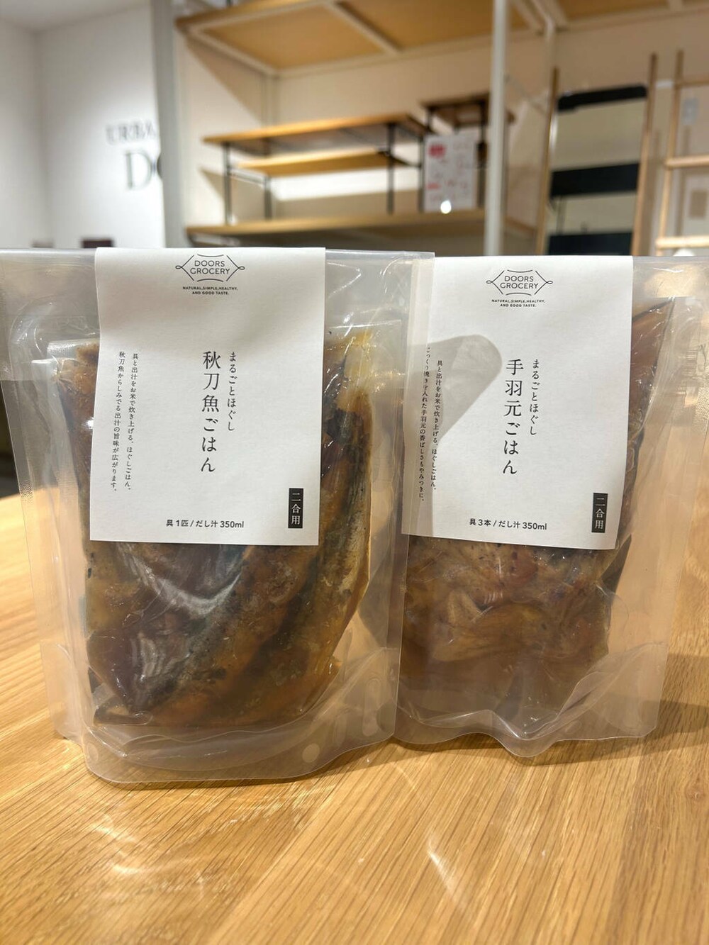 ブルー系のニット/セーター、グレー系のその他雑貨、ゴールド系のイヤリングを着用したレディースの秋コーディネートの3枚目の写真