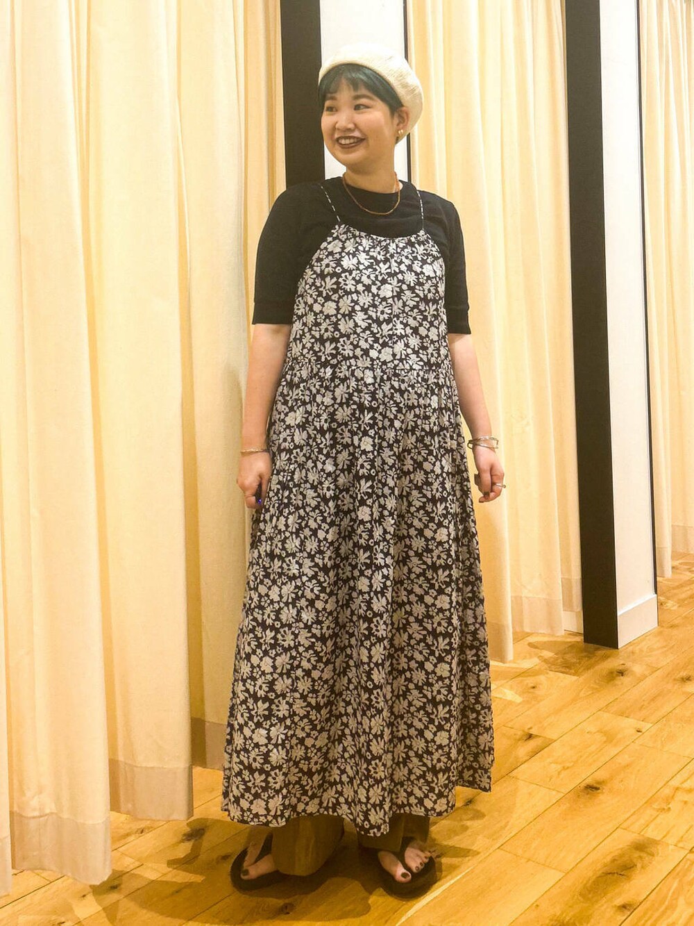 ブラック系のサンダル、ブルー系のニット/セーター、ブルー系のワンピースを着用したレディースの夏コーディネートの2枚目の写真