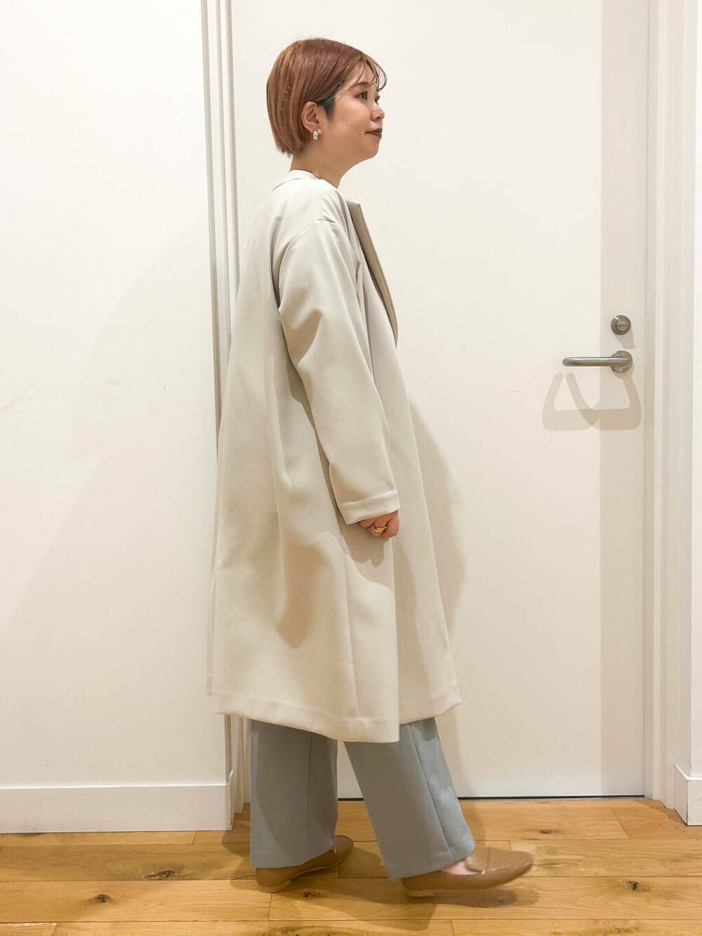 ベージュ系のローファー、ホワイト系のシャツ/ブラウス、ブルー系のその他パンツを着用したレディースの冬コーディネートの5枚目の写真