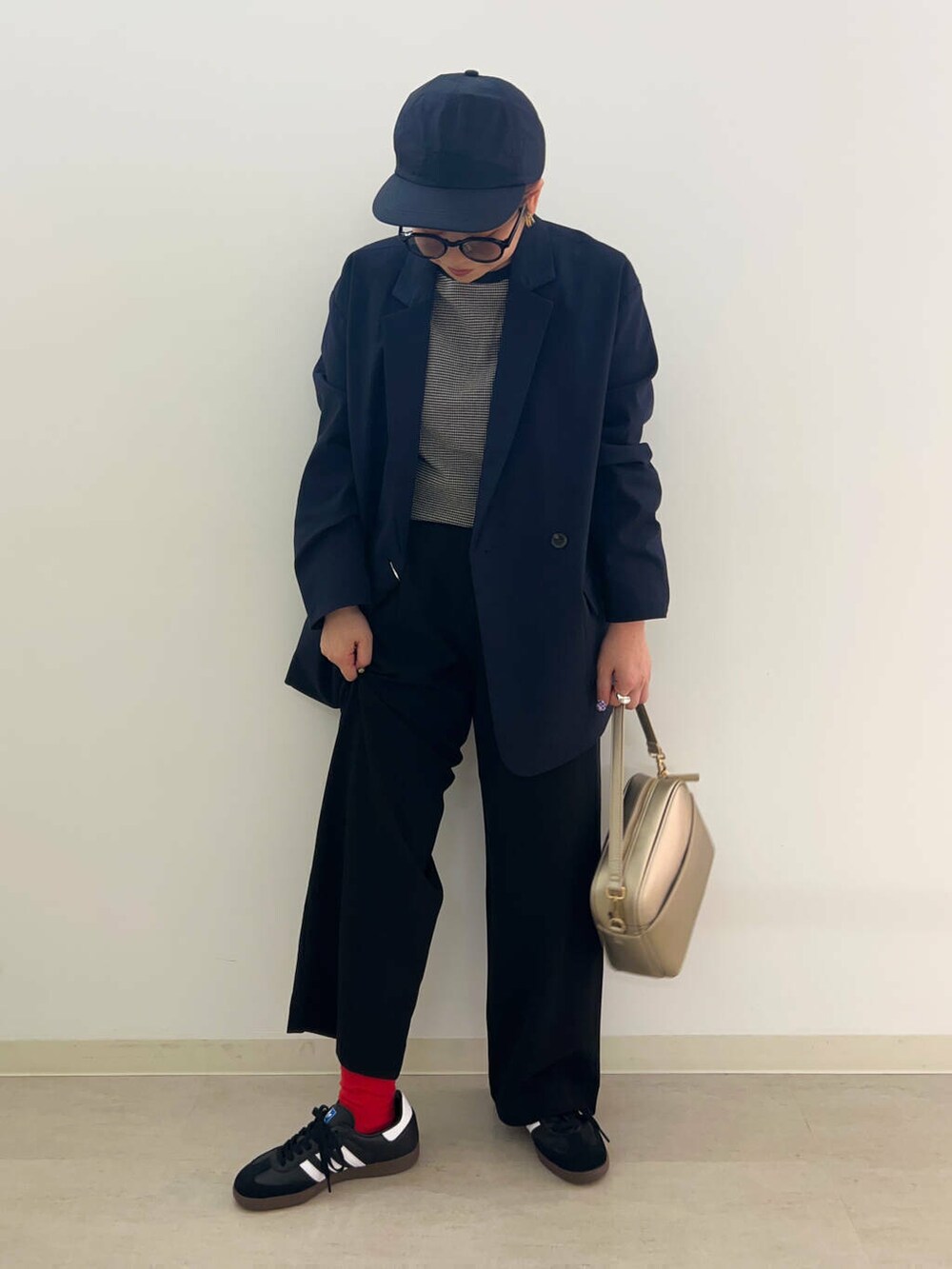 ブラック系のTシャツ/カットソー、ブラック系のスニーカー、ブラック系のその他パンツを着用したレディースの秋コーディネートの5枚目の写真