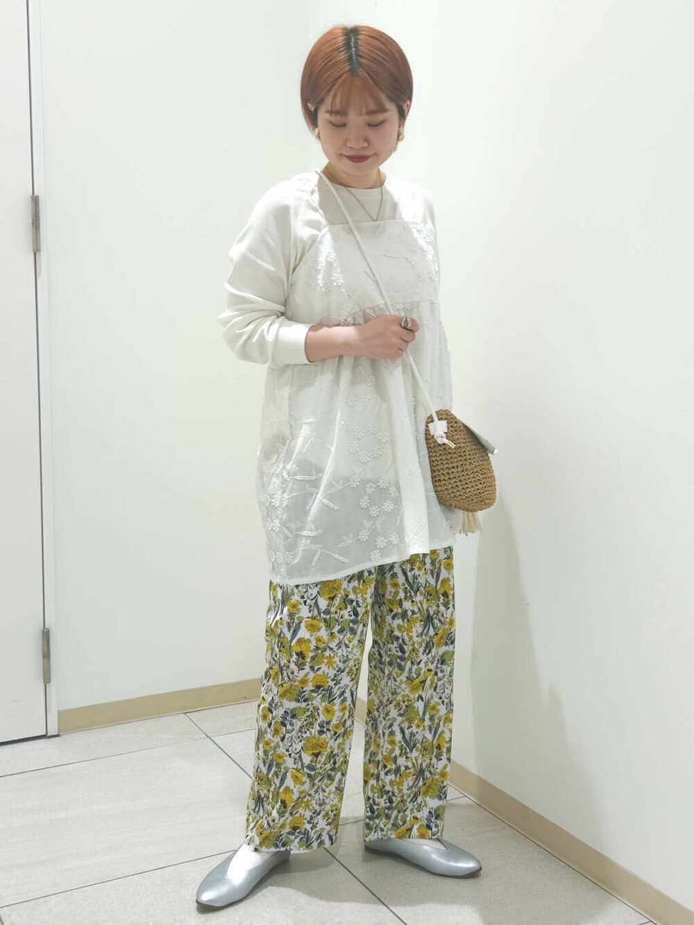 イエロー系のショルダーバッグ、シルバー系のパンプス、ホワイト系のTシャツ/カットソーを着用したレディースの春コーディネートの2枚目の写真