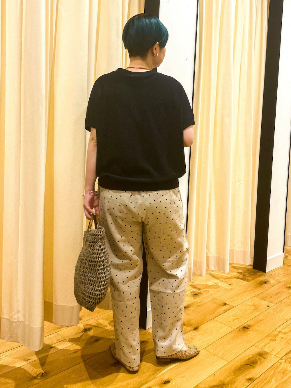 ベージュ系のその他シューズ、ベージュ系のその他パンツ、グレー系のトートバッグを着用したレディースの夏コーディネートの2枚目の写真
