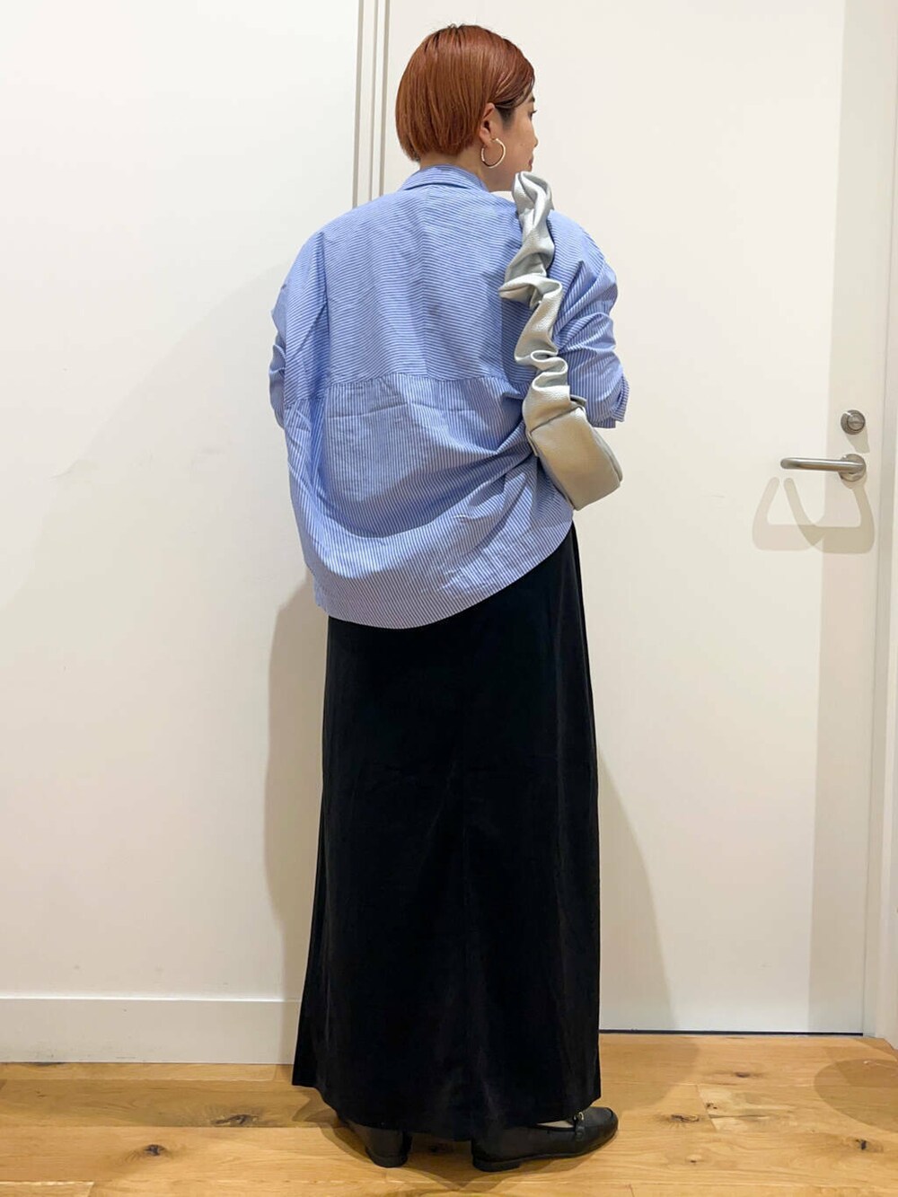 ブラック系のローファー、ブルー系のTシャツ/カットソー、ブルー系のシャツ/ブラウスを着用したレディースの夏コーディネートの4枚目の写真
