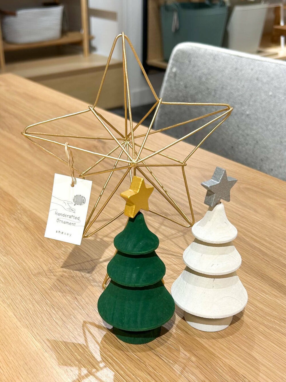 イエロー系のニット/セーター、その他のグラス/マグカップ/タンブラー、ホワイト系の食器を着用したレディースの秋コーディネートの4枚目の写真