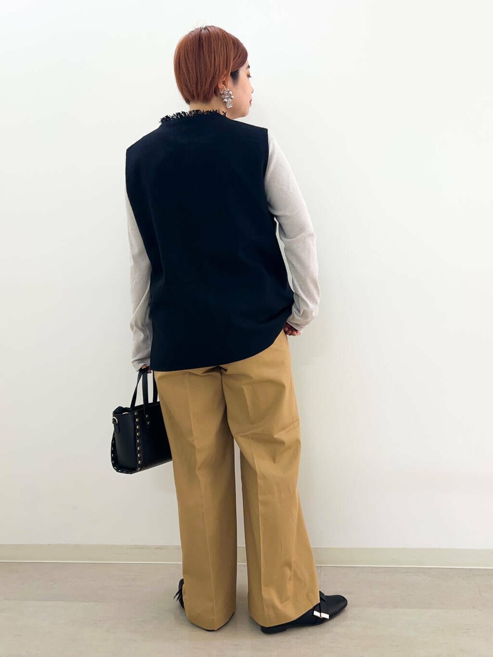 ブラック系のドレスシューズ、ブラック系のショルダーバッグ、ベージュ系のTシャツ/カットソーを着用したレディースの夏コーディネートの5枚目の写真