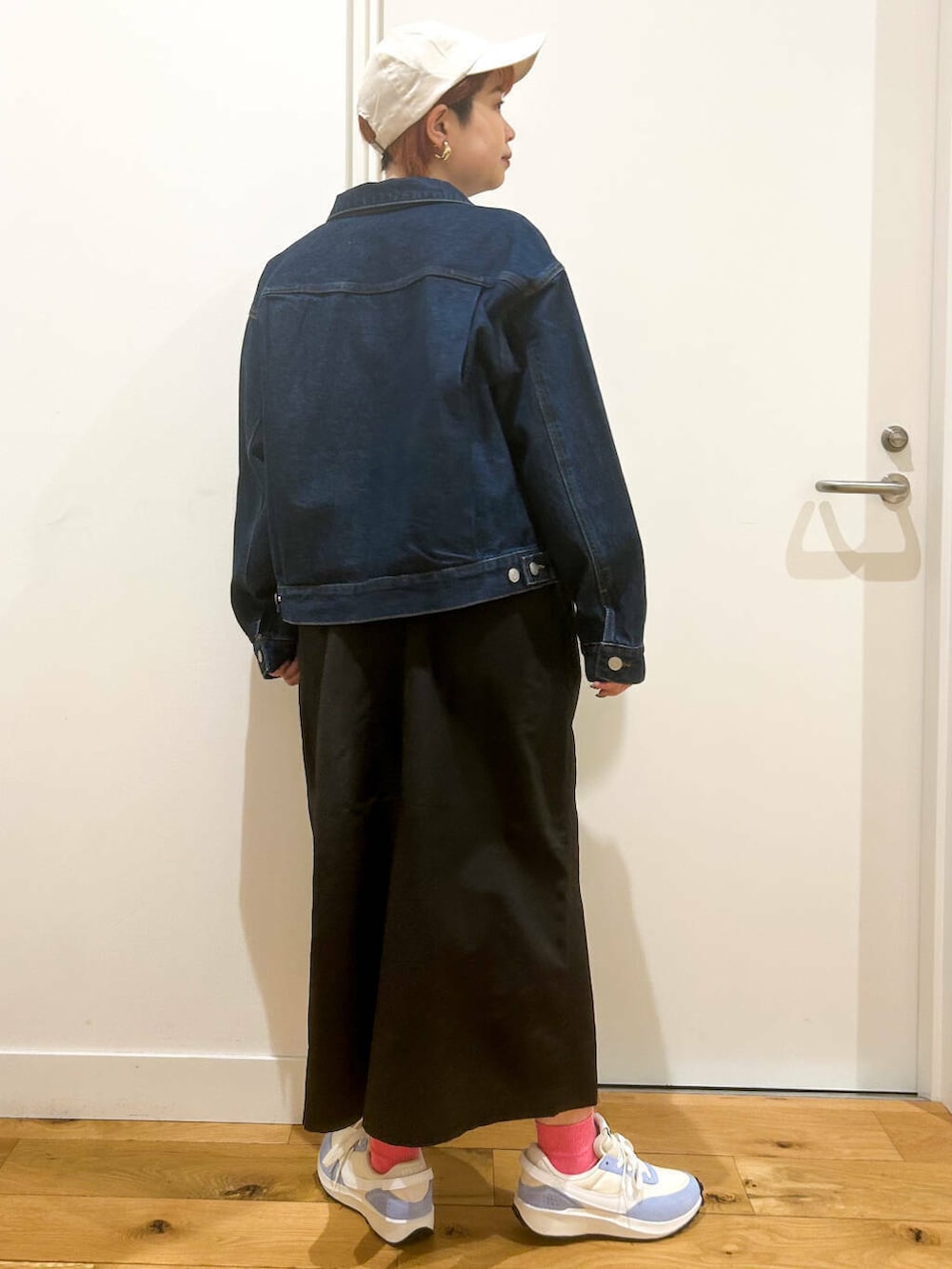 ブラック系のTシャツ/カットソー、ブラック系のワンピース、ブルー系のスニーカーを着用したレディースの春コーディネートの5枚目の写真