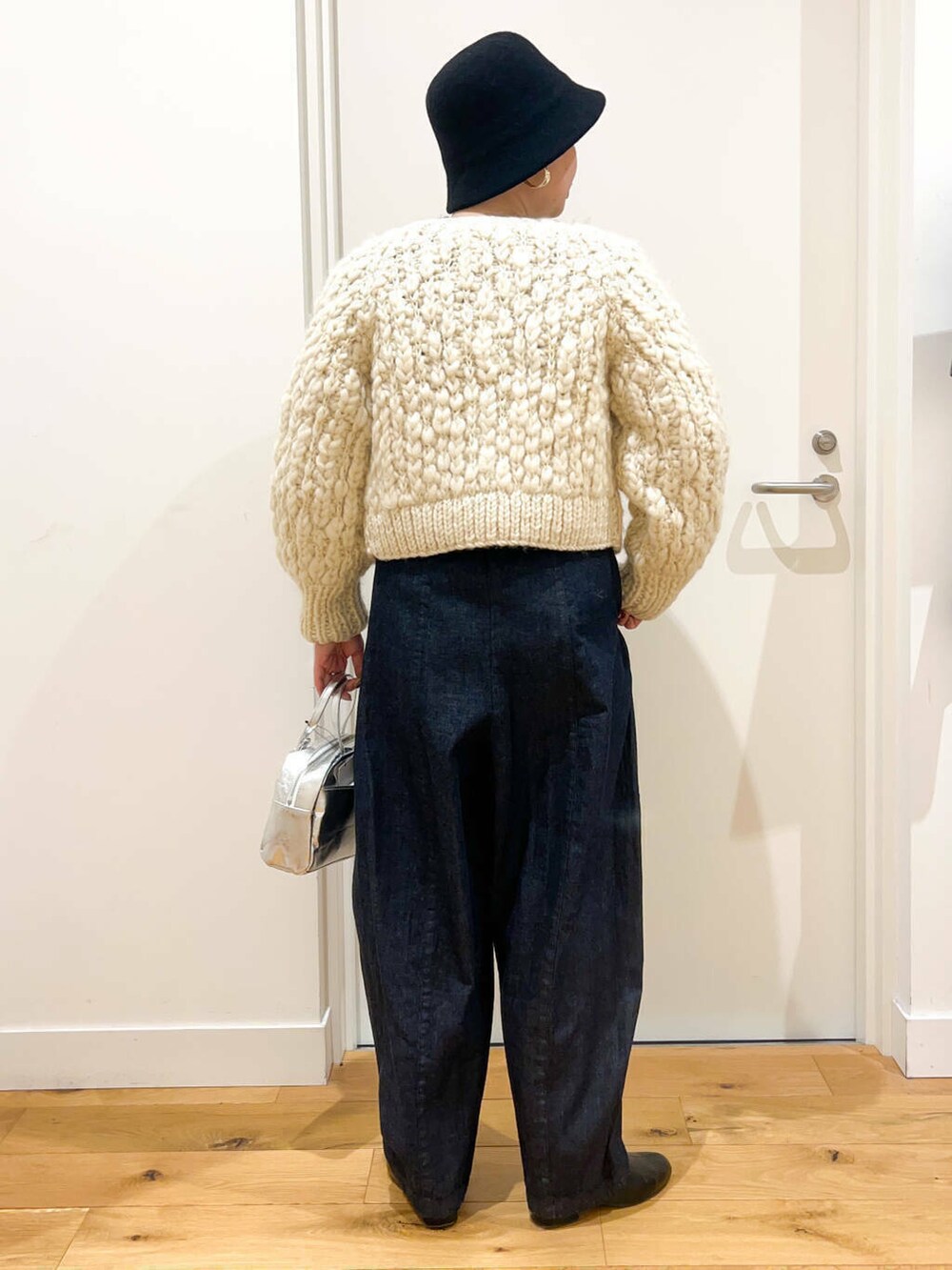 ホワイト系のカーディガン/ボレロ、ブルー系のデニムパンツ、ブラック系のその他シューズを着用したレディースの冬コーディネートの4枚目の写真