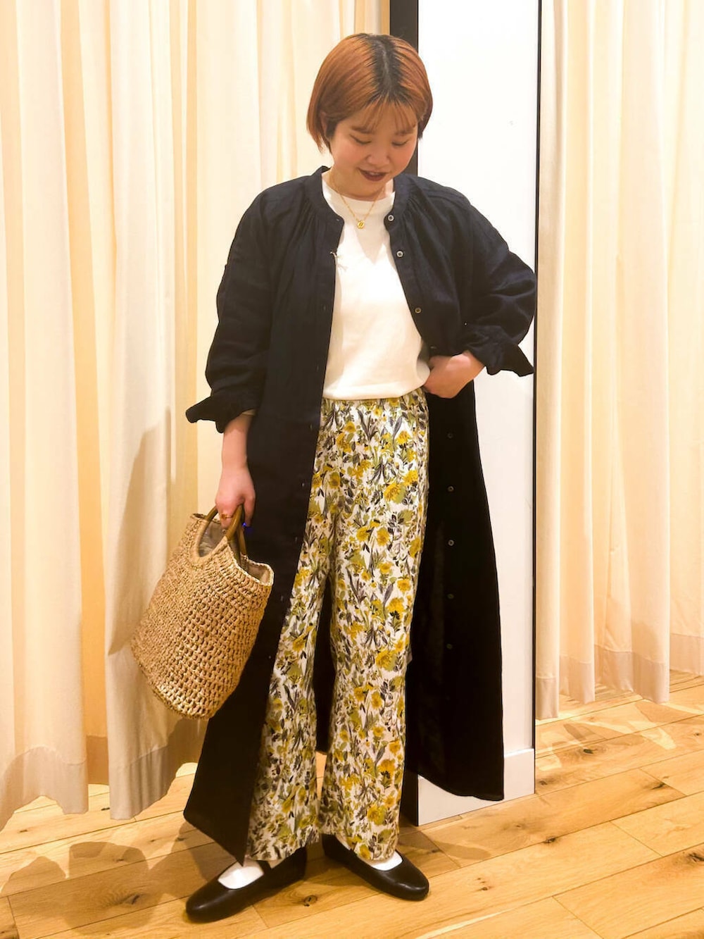 ブルー系のワンピース、ブラック系のパンプス、ベージュ系のトートバッグを着用したレディースの春コーディネートの2枚目の写真