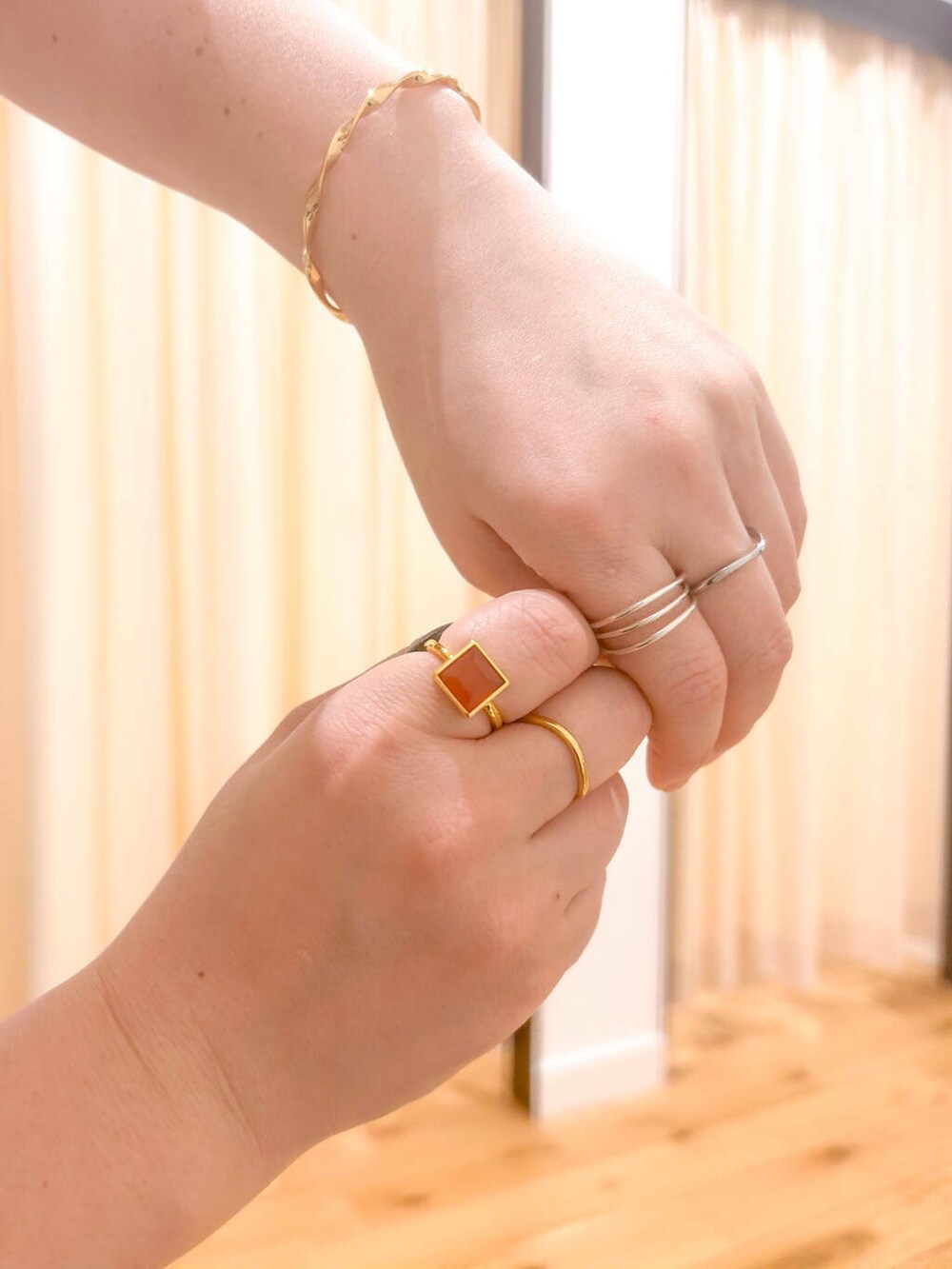 ブルー系のワンピース、ブラック系のパンプス、ベージュ系のトートバッグを着用したレディースの春コーディネートの7枚目の写真