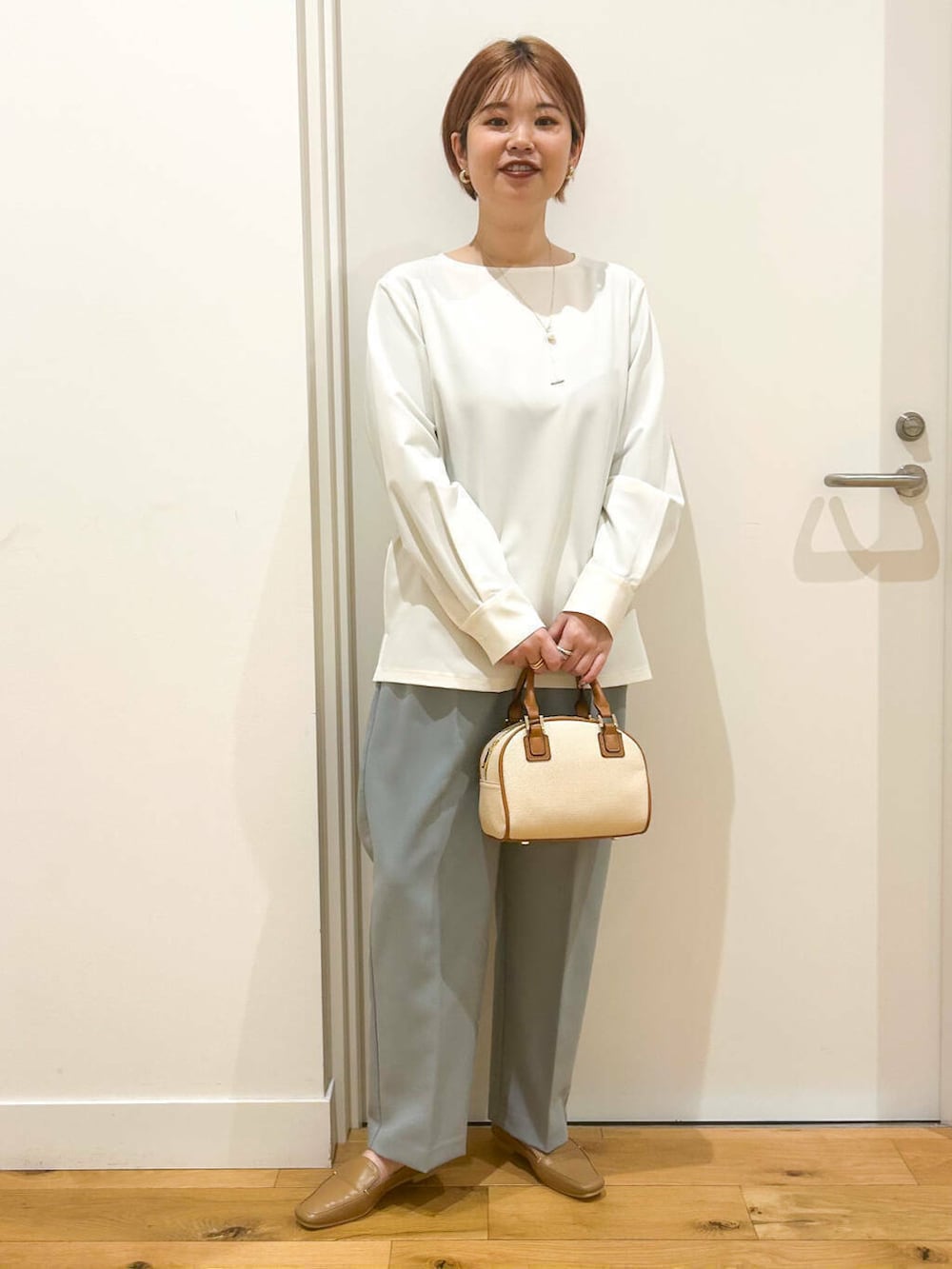 ベージュ系のローファー、ホワイト系のシャツ/ブラウス、ブルー系のその他パンツを着用したレディースの冬コーディネートの7枚目の写真