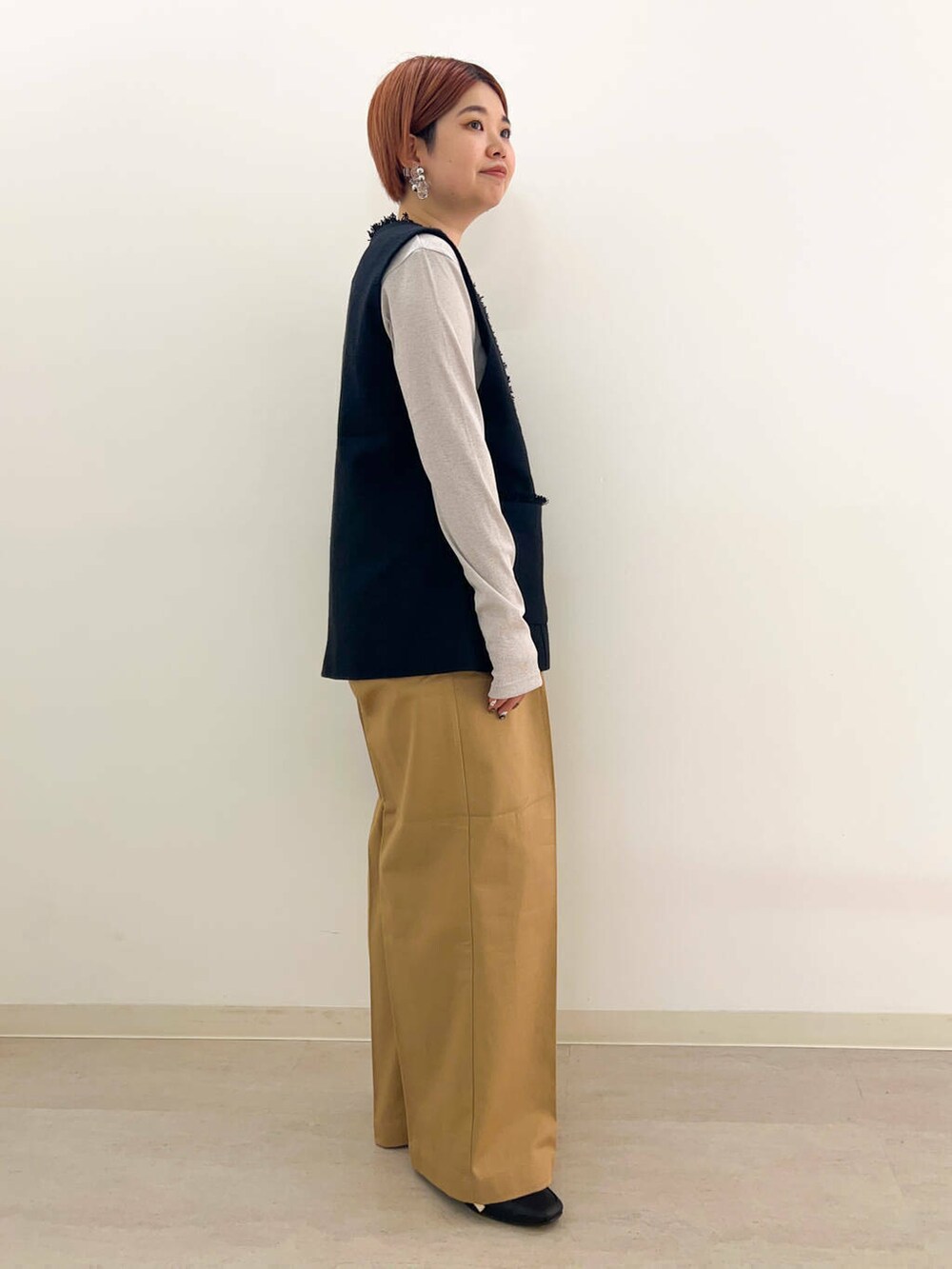 ブラック系のドレスシューズ、ブラック系のショルダーバッグ、ベージュ系のTシャツ/カットソーを着用したレディースの夏コーディネートの4枚目の写真