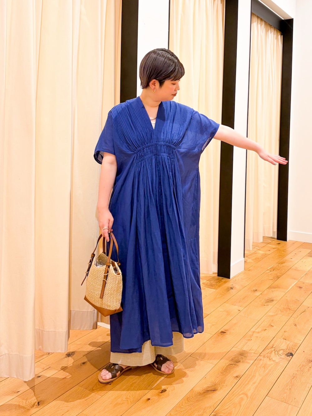 ブルー系のワンピース、ベージュ系のその他パンツ、ブラウン系のサンダルを着用したレディースの春コーディネートの3枚目の写真
