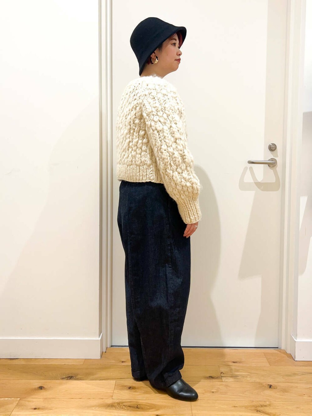 ホワイト系のカーディガン/ボレロ、ブルー系のデニムパンツ、ブラック系のその他シューズを着用したレディースの冬コーディネートの3枚目の写真