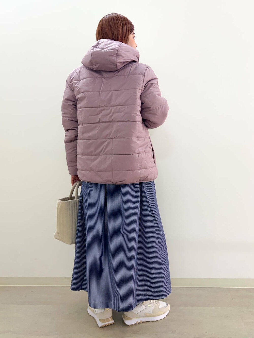 ホワイト系のワンピース、ホワイト系のスニーカー、ブルー系のワンピースを着用したレディースの秋コーディネートの4枚目の写真