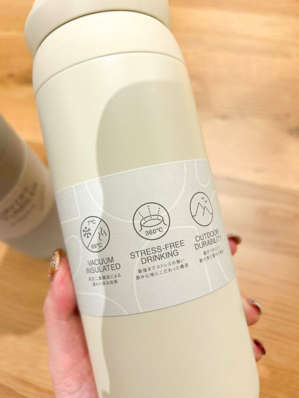 ブラック系のTシャツ/カットソー、グレー系のキッチンツール、ベージュ系のキッチンツールを着用したレディースの冬コーディネートの3枚目の写真