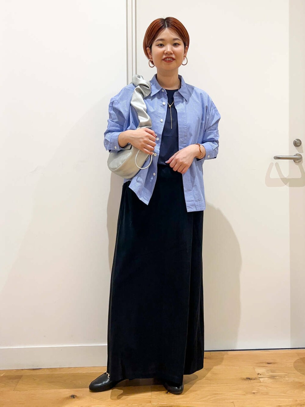 ブラック系のローファー、ブルー系のTシャツ/カットソー、ブルー系のシャツ/ブラウスを着用したレディースの夏コーディネートの2枚目の写真