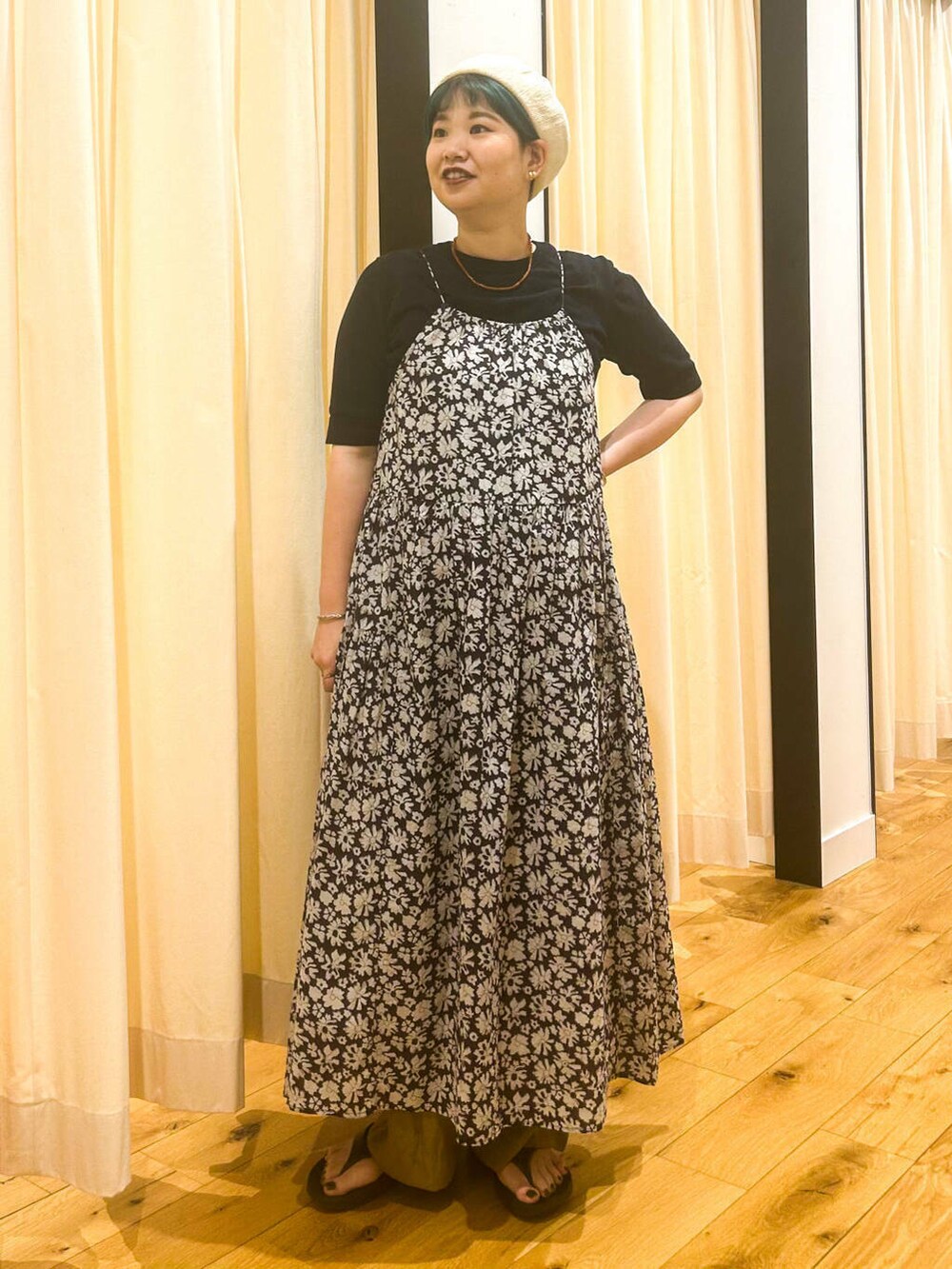 ブラック系のサンダル、ブルー系のニット/セーター、ブルー系のワンピースを着用したレディースの夏コーディネートの3枚目の写真